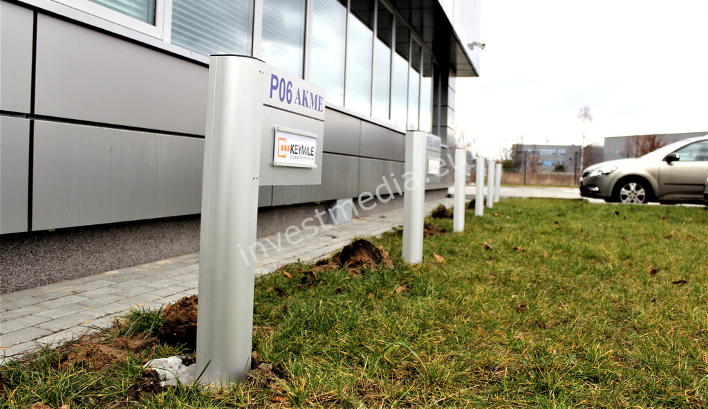 słupki parkngowe w rzędzie